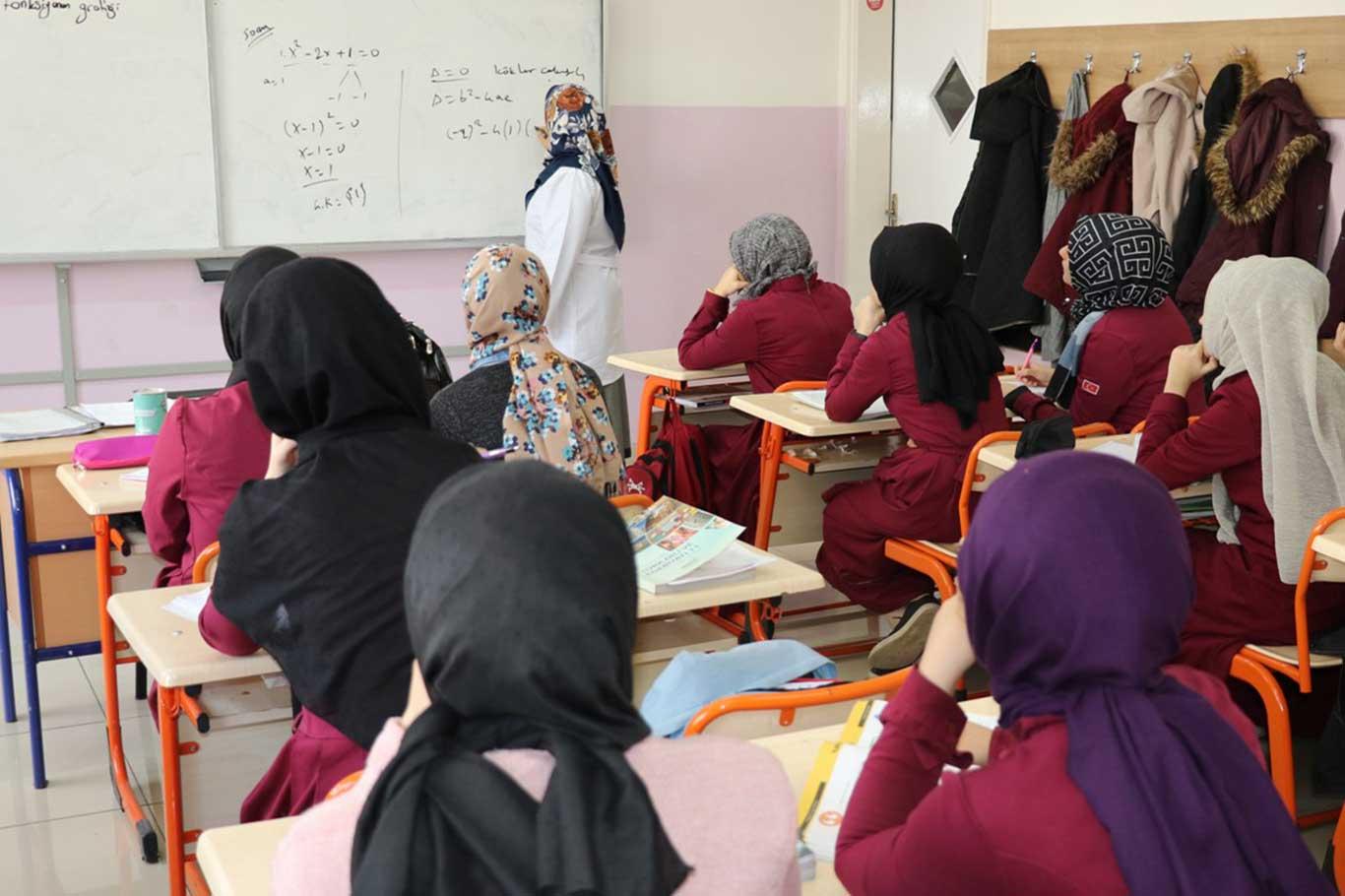28 Şubat mağduru öğretmen: "Tesettürümden dolayı görevden uzaklaştırıldım"